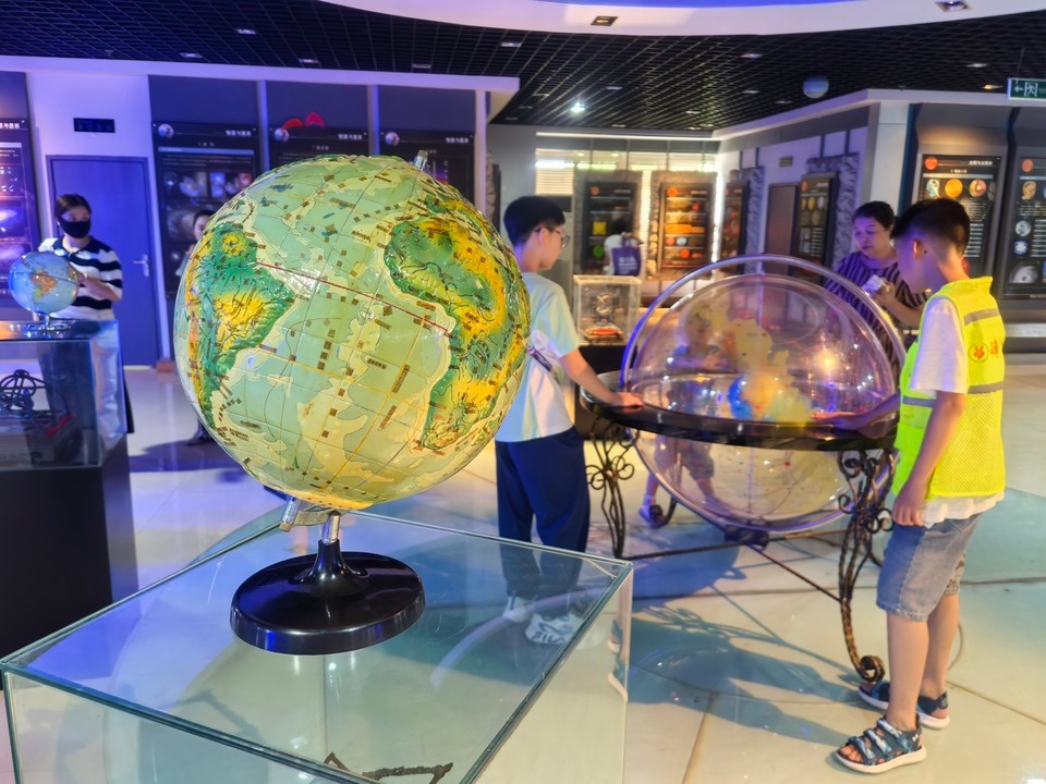 亲子科普活动走进天文地质馆