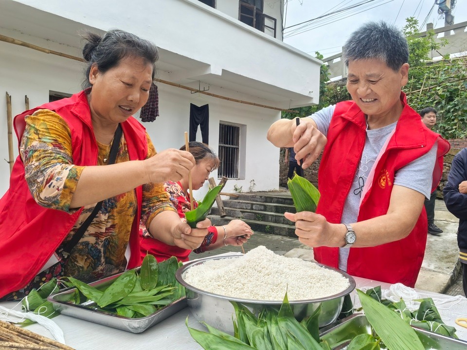 粽叶飘香迎端午 居民共叙邻里情