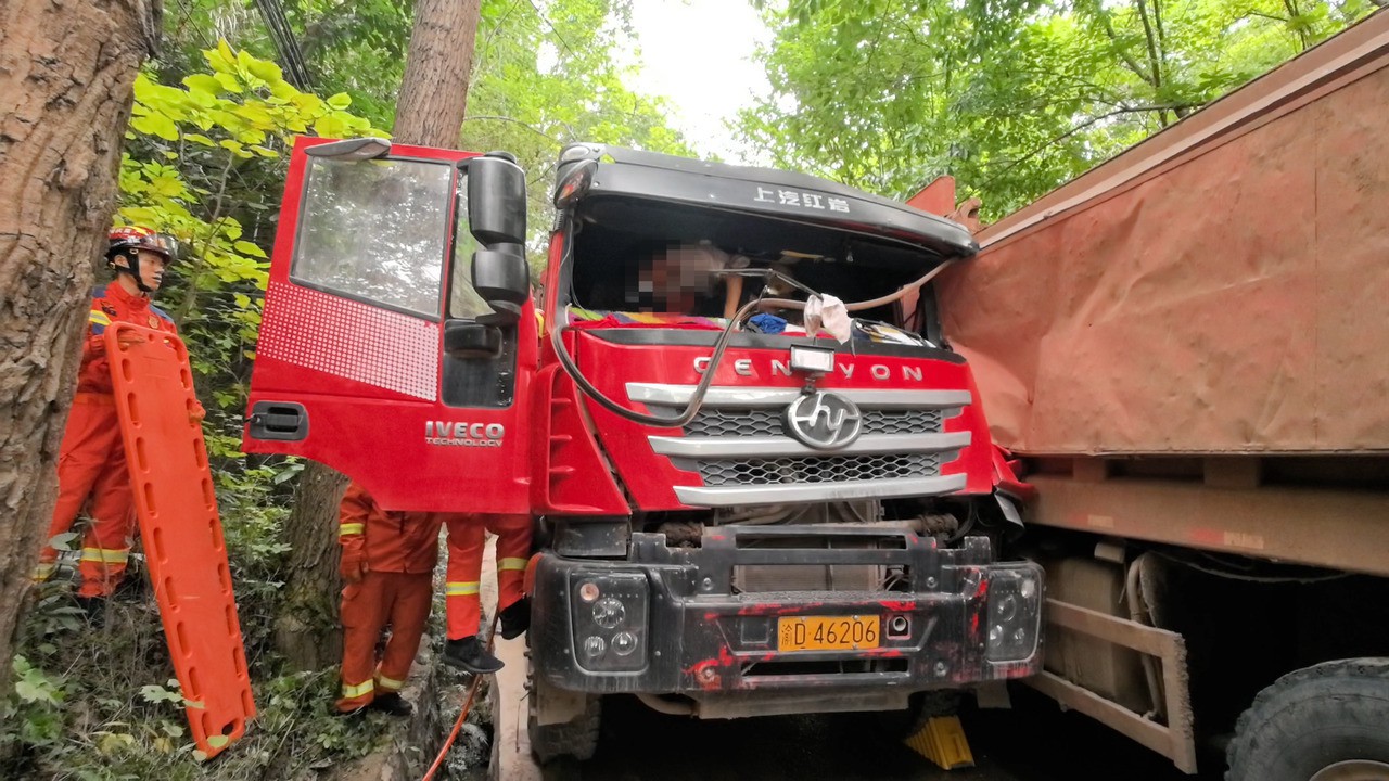 两货车会车相撞致一名司机被困 消防紧急救援