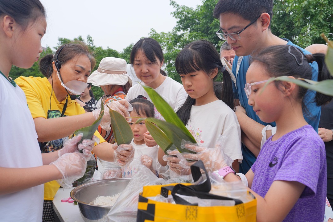 【网络中国节·端午】重庆北碚： 包粽子 迎端午 