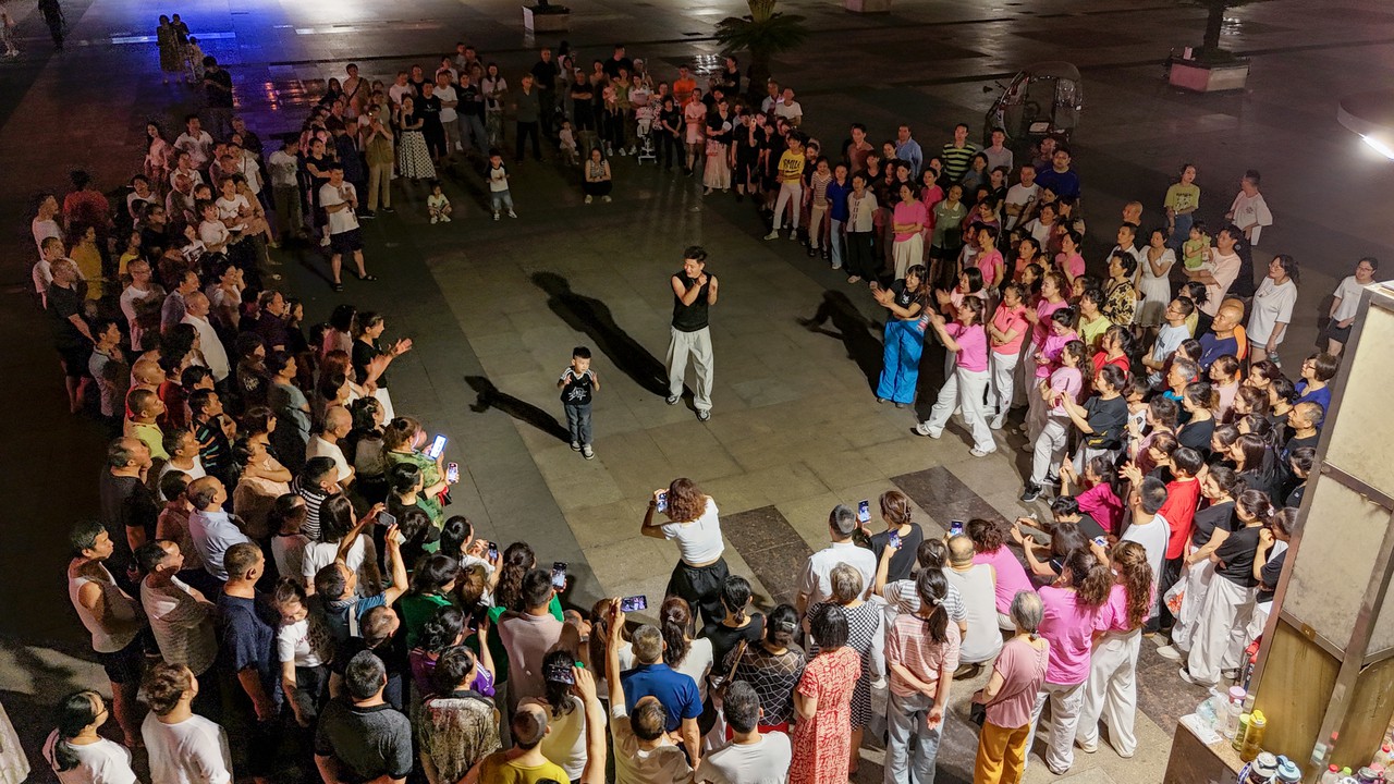 “天生热爱・舞动碚城”北碚区第三届城市青年文化生活节开幕  传统广场舞“潮”出圈 青年热舞点燃城市活力