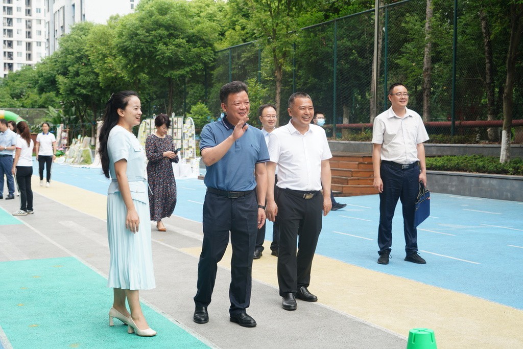 徐永德前往两江幼儿园开展“六一”儿童节慰问