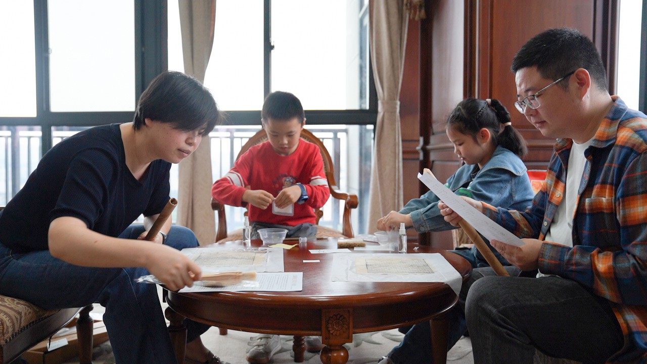 西大图书馆开展亲子古籍修复活动