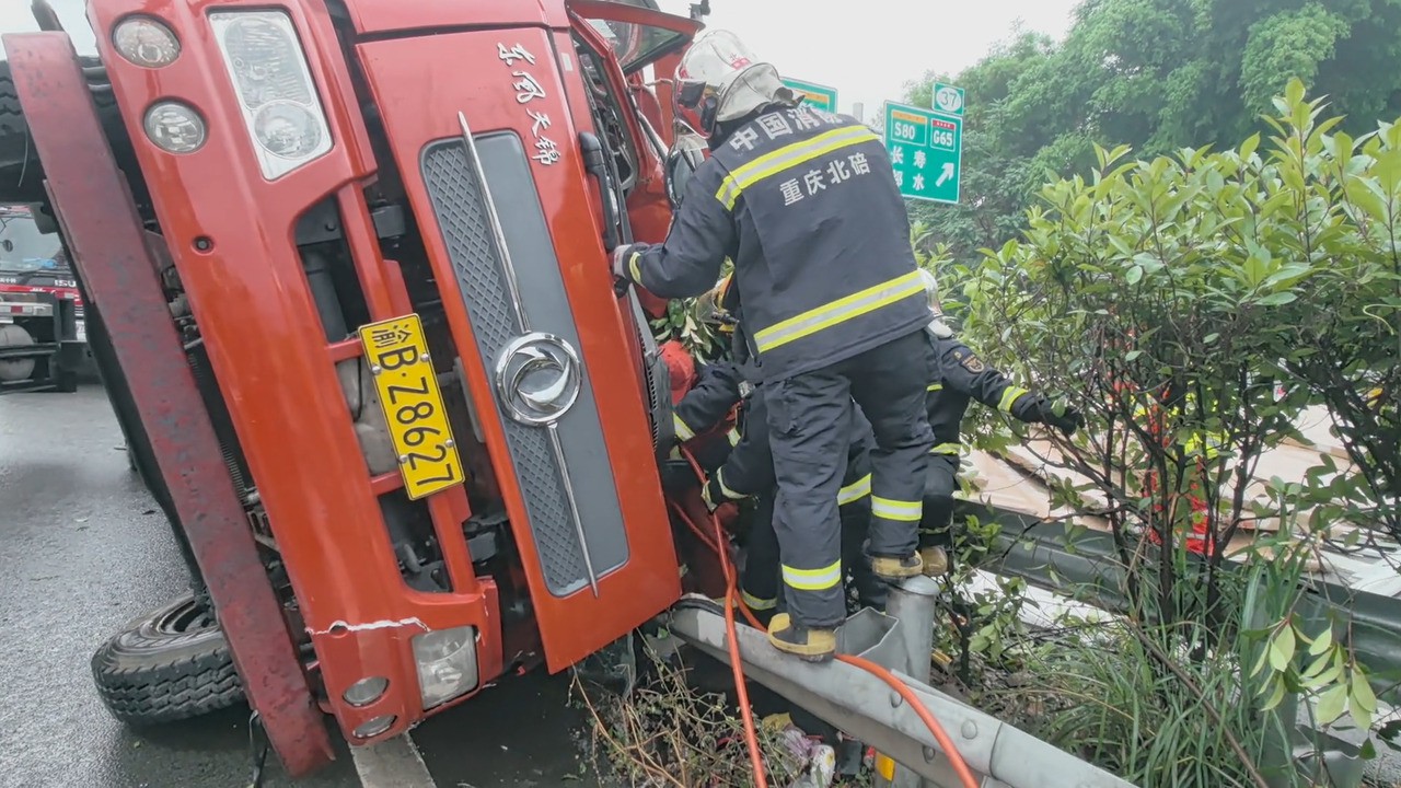 货车侧翻司机被困 消防员紧急救援