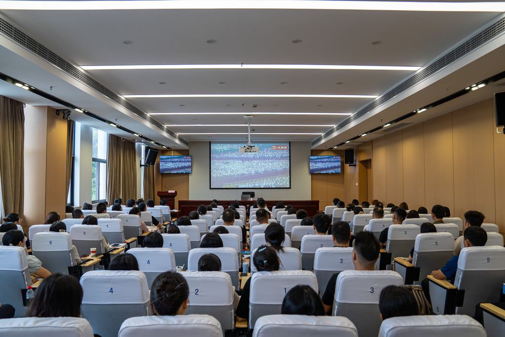 区委组织部组织收看纪念中国人民抗日战争暨世界反法西斯战争胜利80周年大会