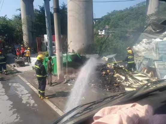 作业水车秒变“消防车” 北碚公路养护职工临危不惧扑救火灾