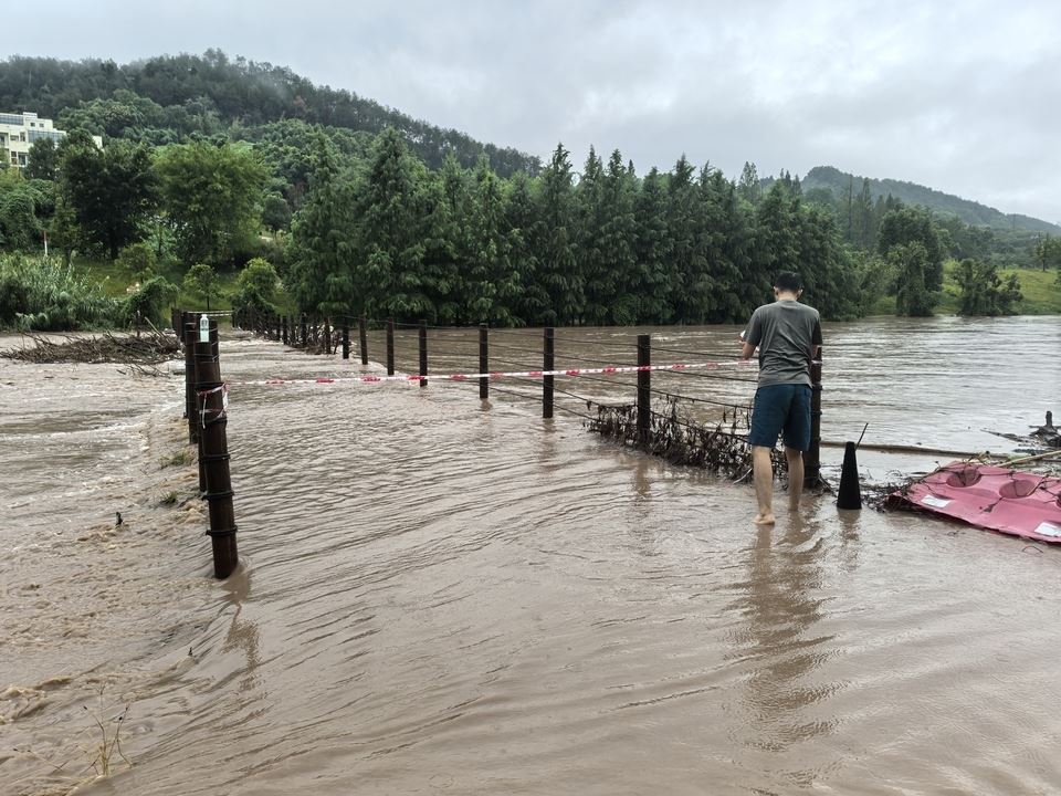 澄江镇：受短时暴雨影响干群联合展开抢险