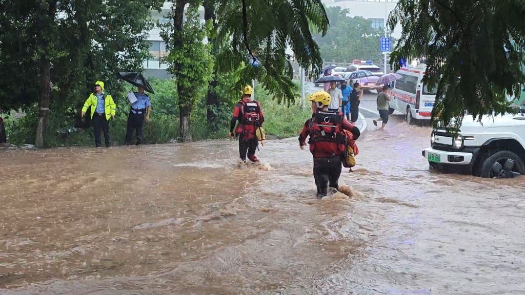 暴雨来袭车辆涉水被困 消防员紧急出动救援