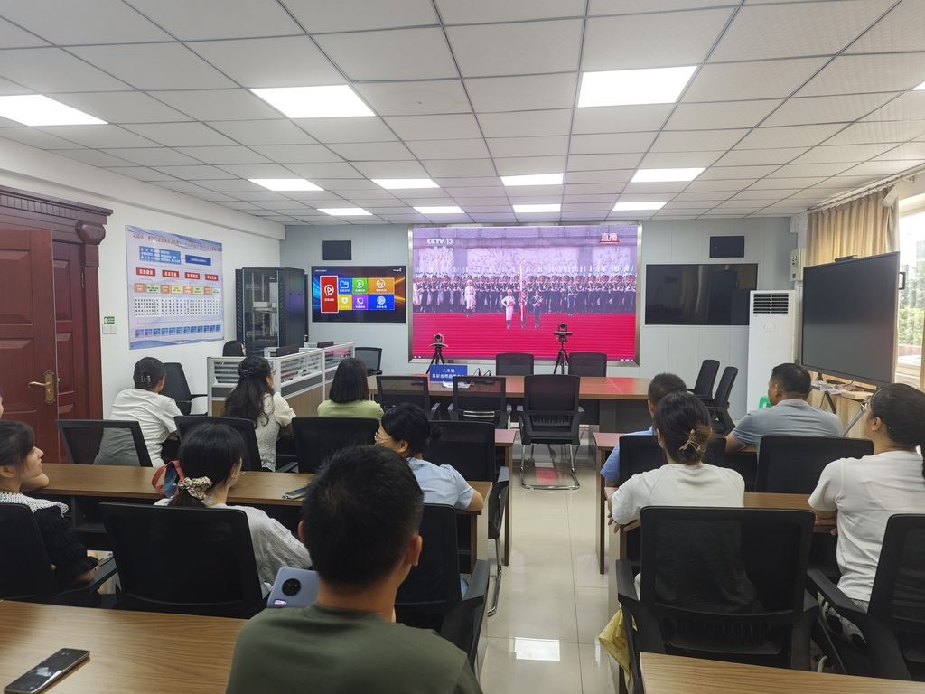 三圣镇广大干部群众收听收看纪念中国人民抗日战争暨世界反法西斯战争胜利80周年大会