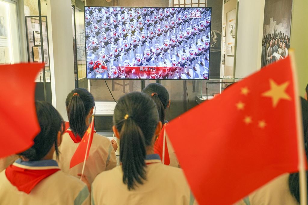 北碚区东阳街道在复旦大学旧址组织收听收看抗战胜利80周年纪念大会