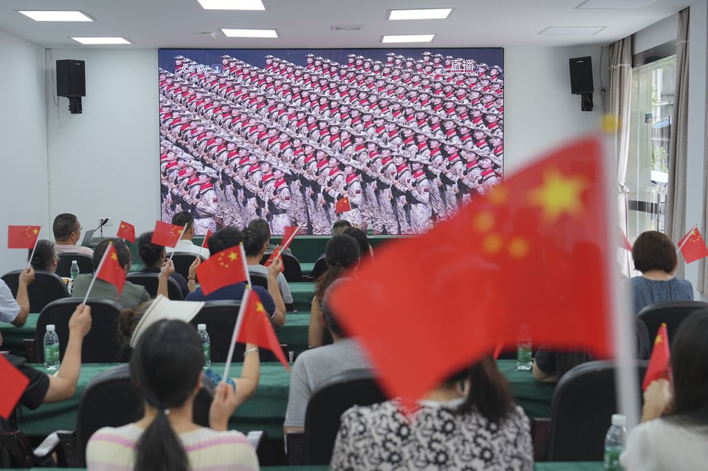 北碚区军休中心与龙凤桥街道党员干部集中收听收看抗战胜利80周年纪念大会