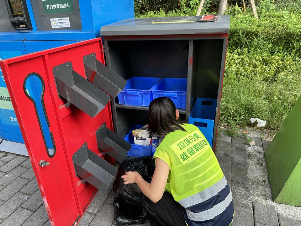 区城市管理局：垃圾分类“不降温” 高温天设施服务双升级