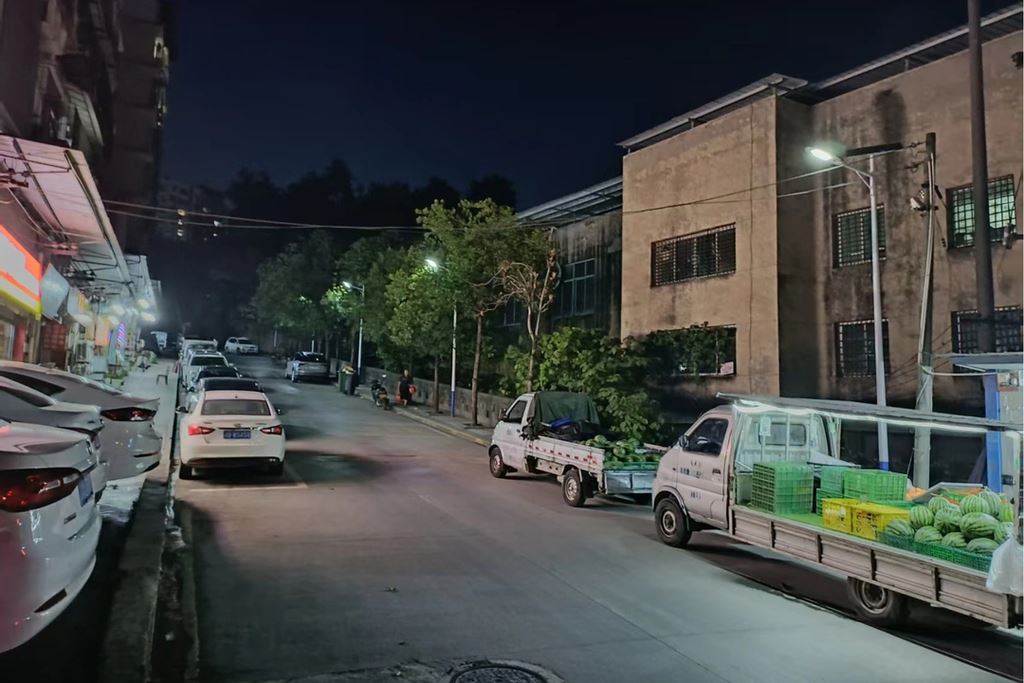 17盏路灯点亮居民夜间出行路