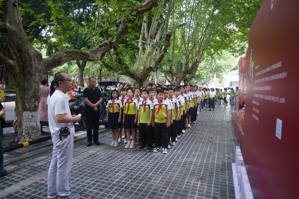 朝阳街道联合中山路小学组织学生参观  “峥嵘北碚：抗战岁月的历史印记”专题巡展