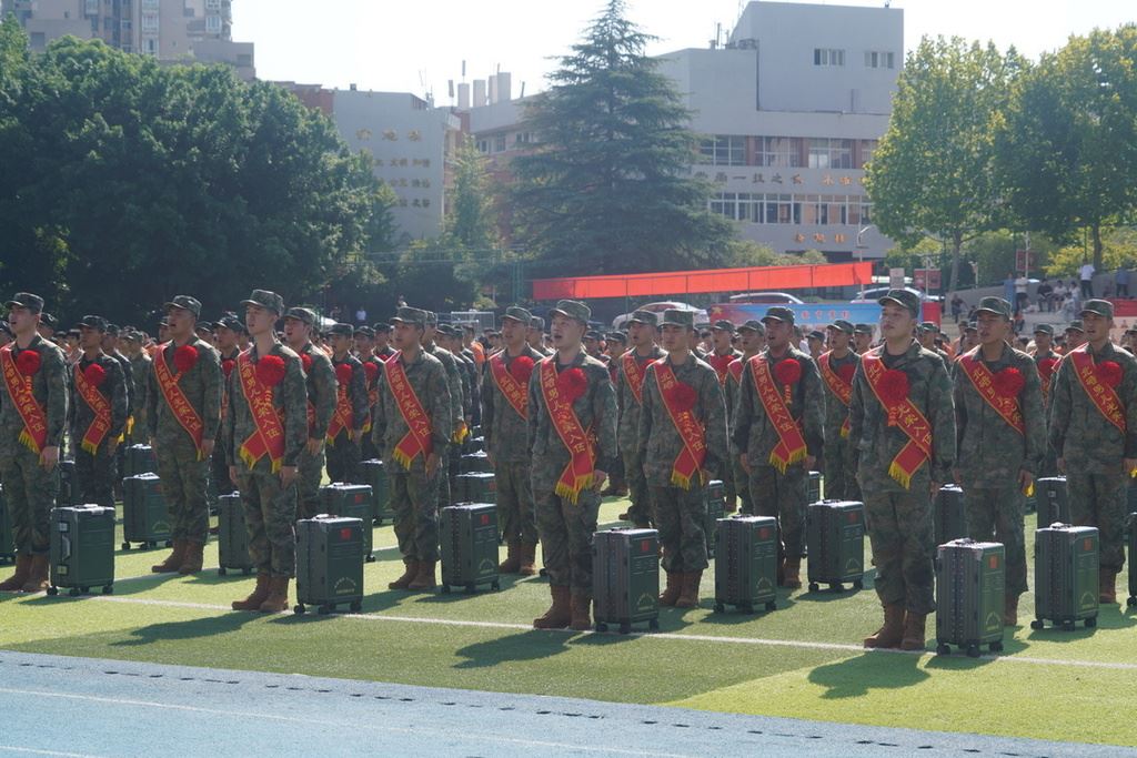 我区举行2025年下半年入伍新兵欢送仪式  暨征兵宣传进校园活动