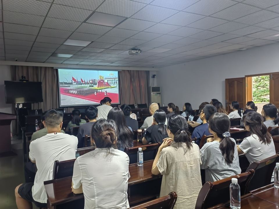 施家梁镇：齐聚看阅兵 共燃爱国心