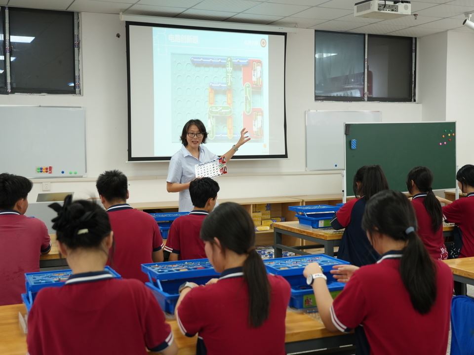 科创点亮梦想 差异成就未来 ——重庆市朝阳中学教师王万蓉的差异教育实践之路