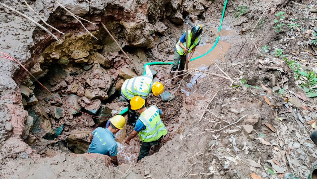 暴雨致江东片区主干管网三处爆漏 碚江水务高效抢修保供水