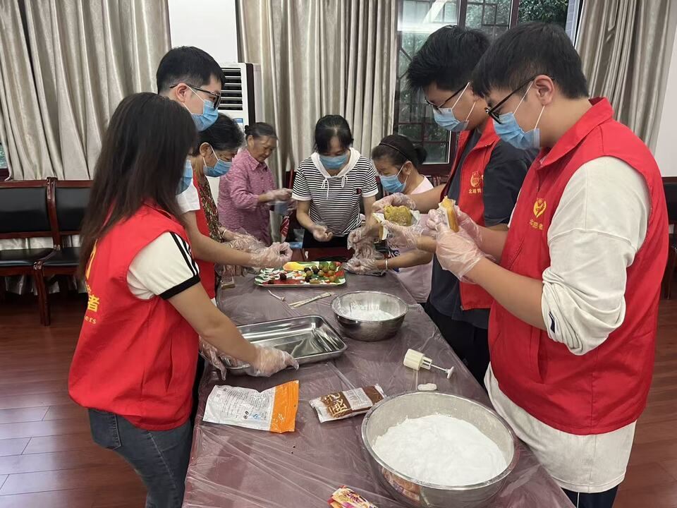 歇马街道华伟社区:月饼裹香传温情 敬老爱老暖中秋