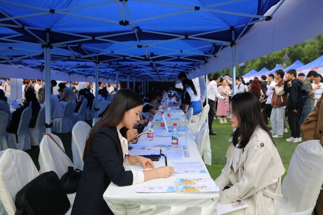 400余家企业进场招聘  5046人达成初步就业意向
