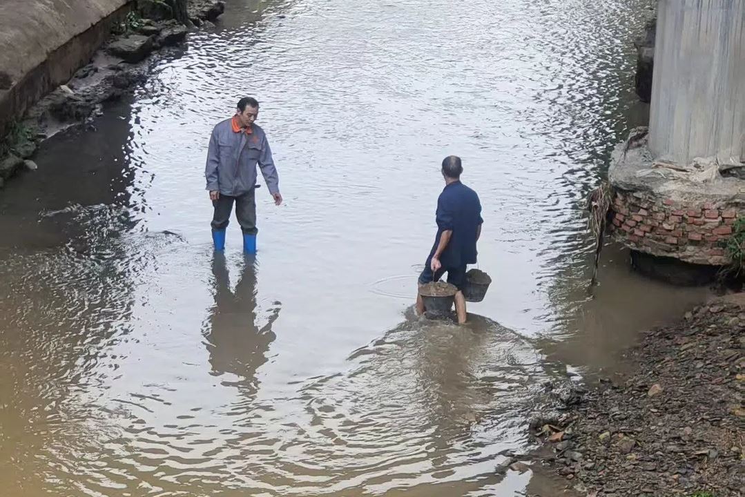 童家溪镇开展山王溪河道专项清理行动