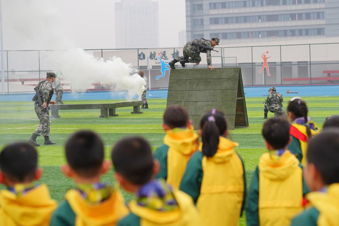 大手牵小手 萌娃和大学生共上一堂国防教育课