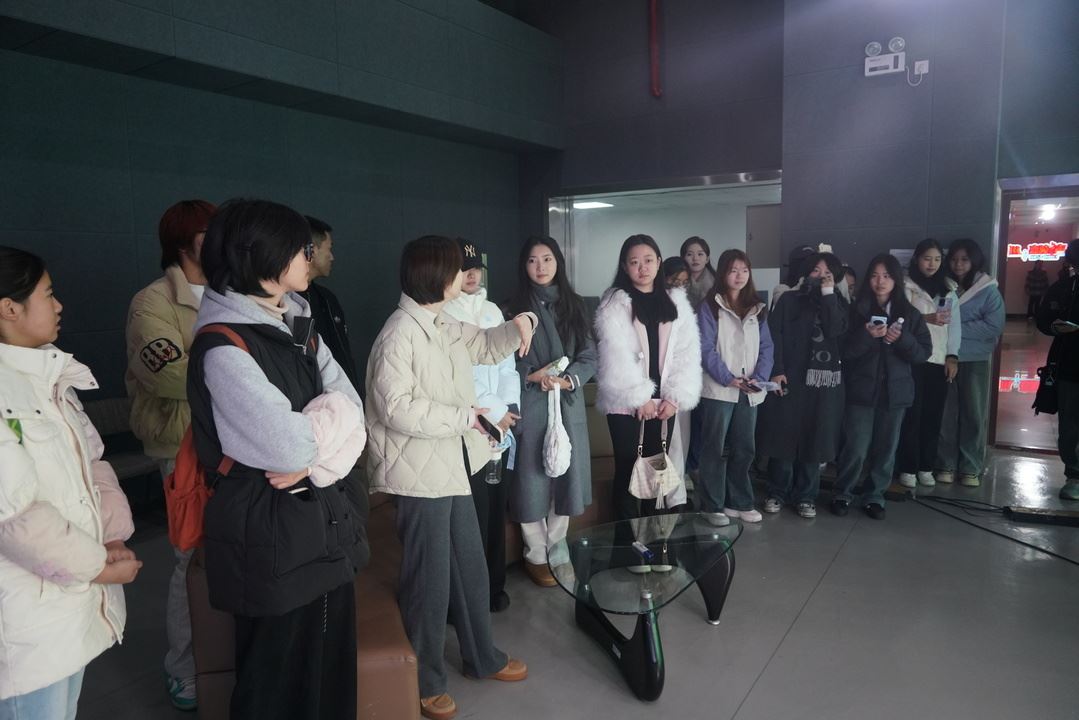 西南大学新闻传媒学院师生走进区融媒体中心考察学习