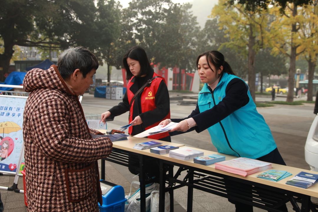 “2025年参保直通车进北碚” 主题宣传活动走进北温泉街道