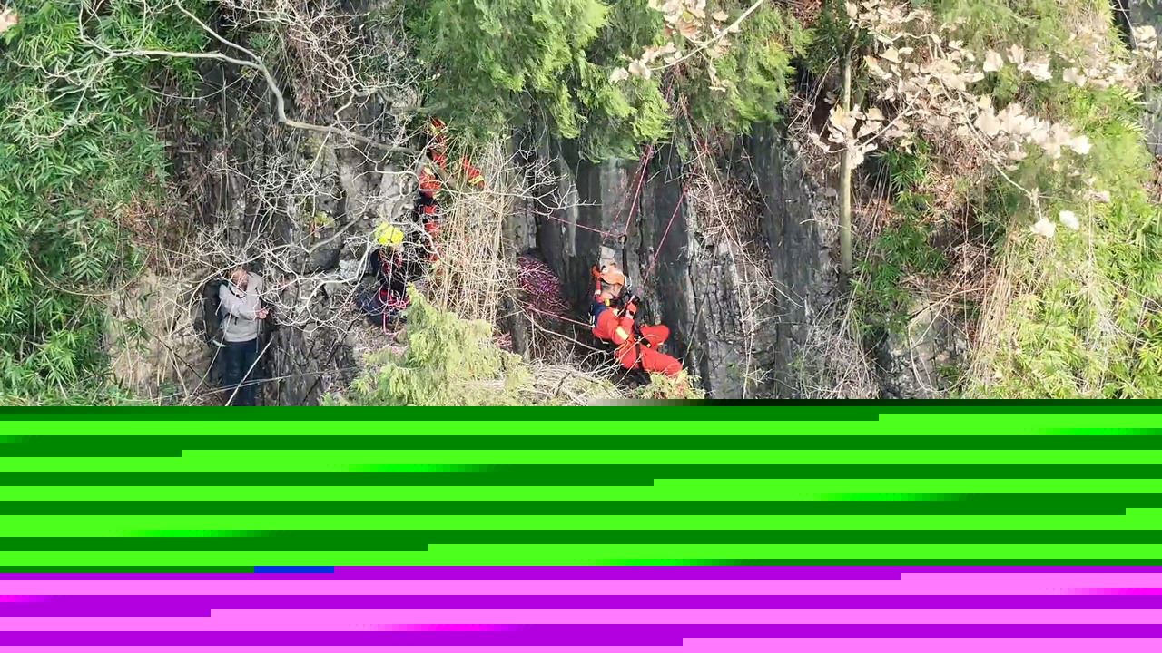 男子登山坠崖被困峭壁 消防员历时近24小时成功营救