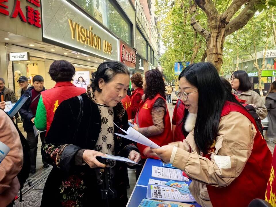 “周五动手日”志愿服务活动走进朝阳街道解放路社区