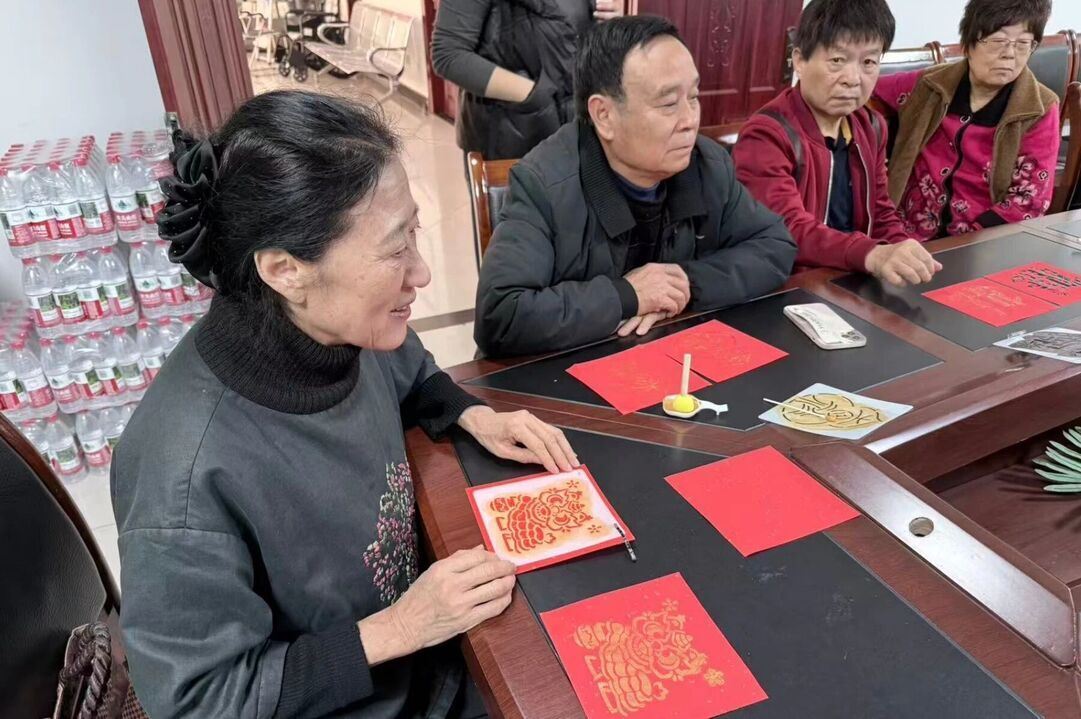 “福”字拓印进社区 丰富居民精神文化生活