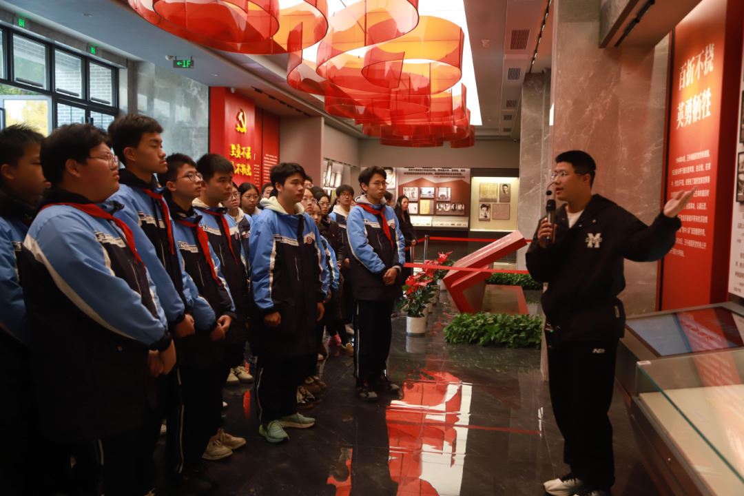 兼善中学：王朴烈士陵园里的红岩传承课