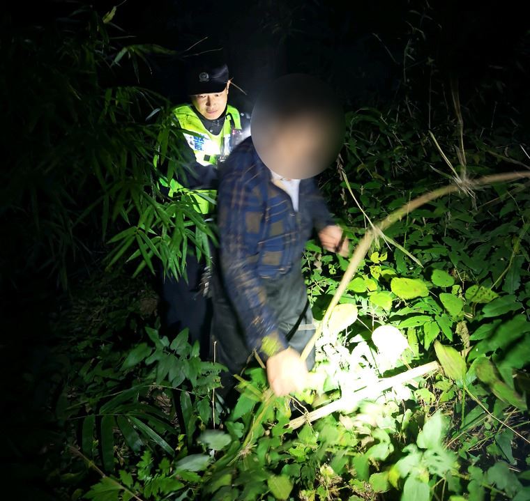 男子夜钓不慎落水 民警合力成功救援