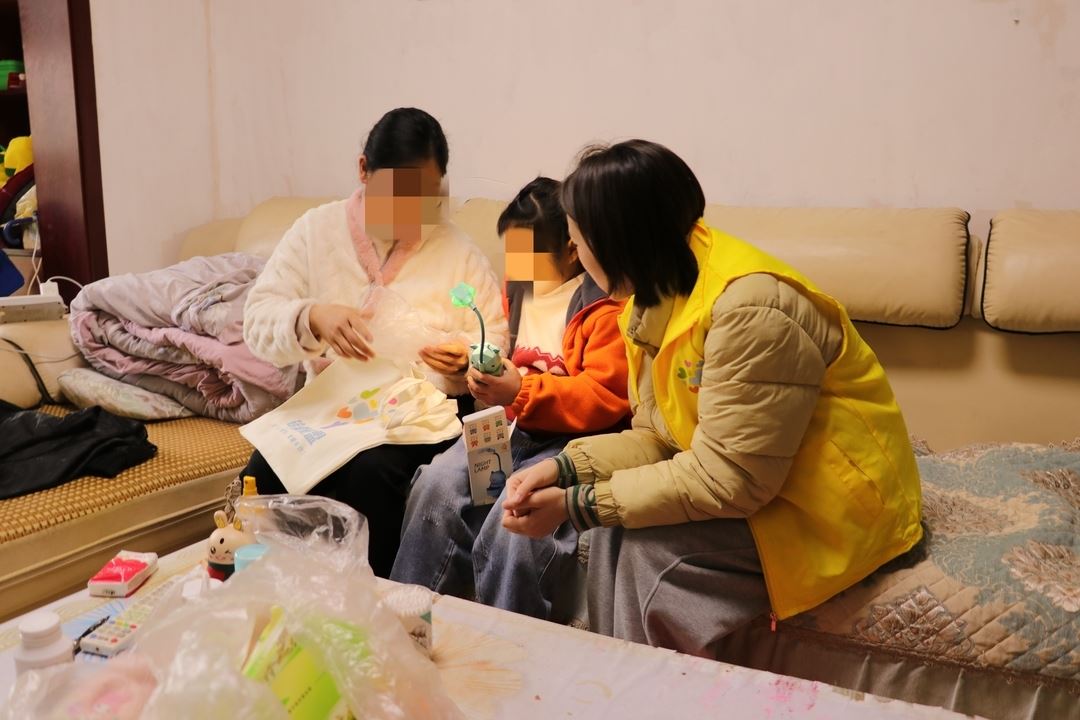 区未保中心开展“光明暖冬”走访慰问行动