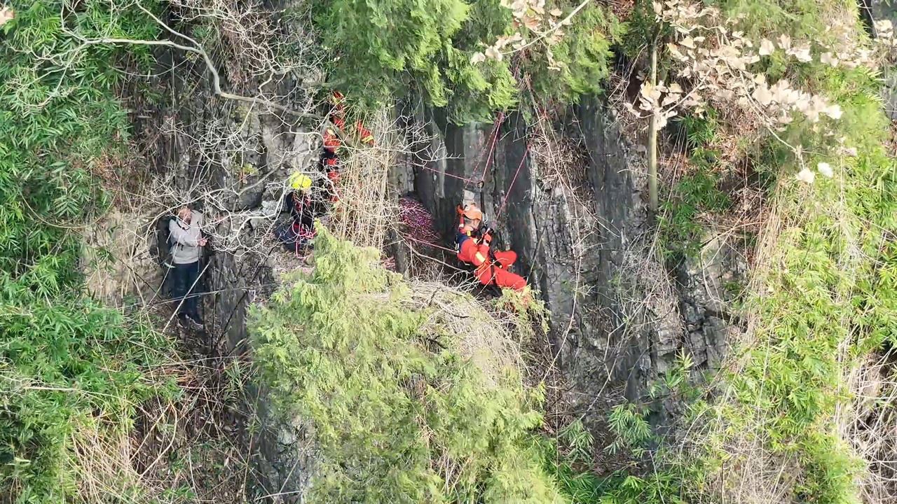 男子登山坠崖被困峭壁 消防员历时近24小时成功营救