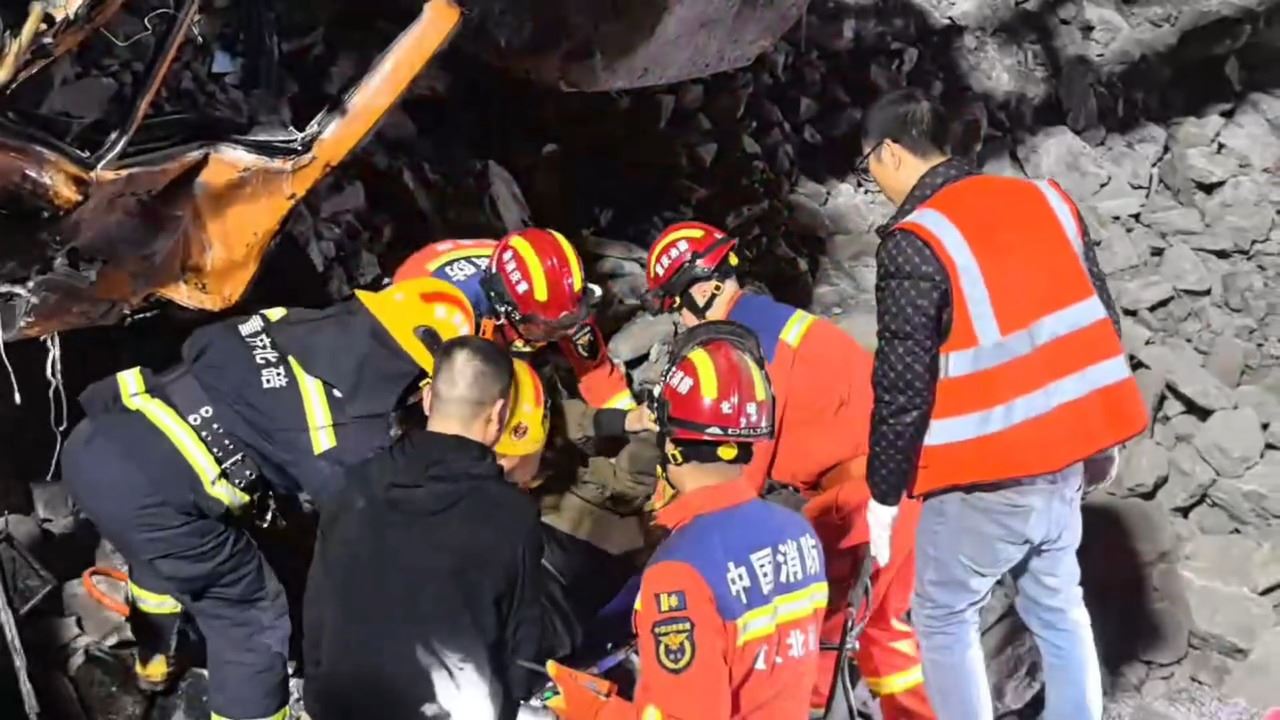 渣土车侧翻坠坡 消防员紧急救援被困司机