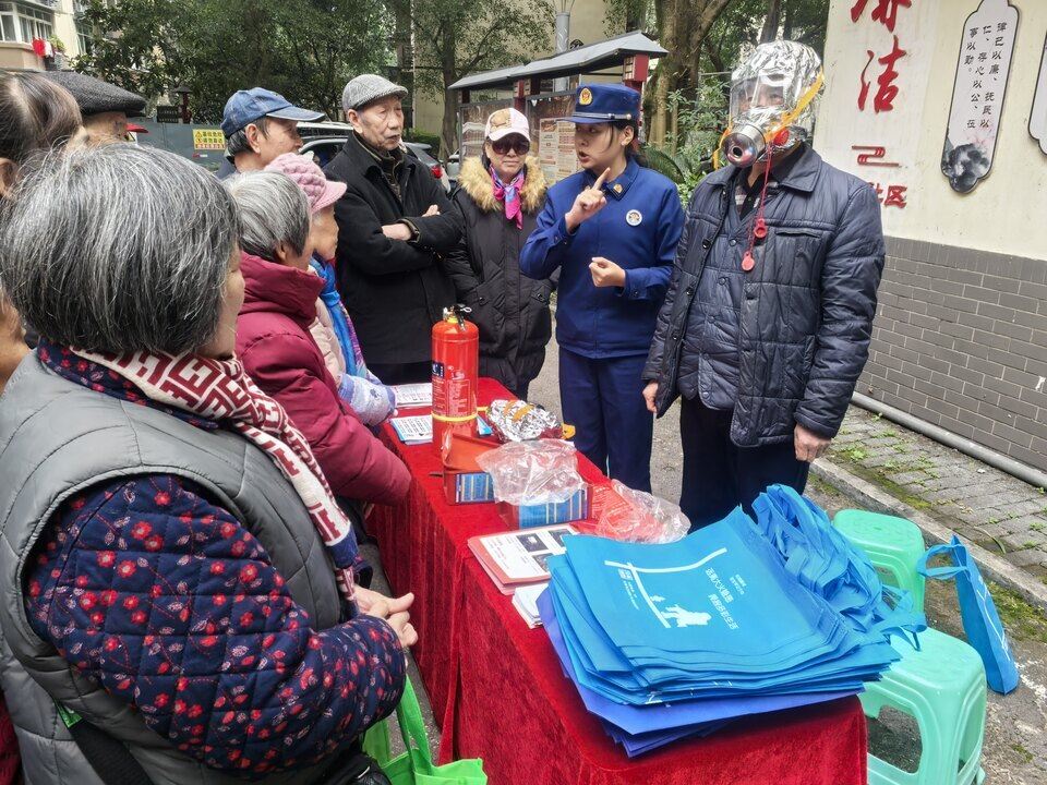 消防宣传进社区 筑牢冬季安全“防火墙”
