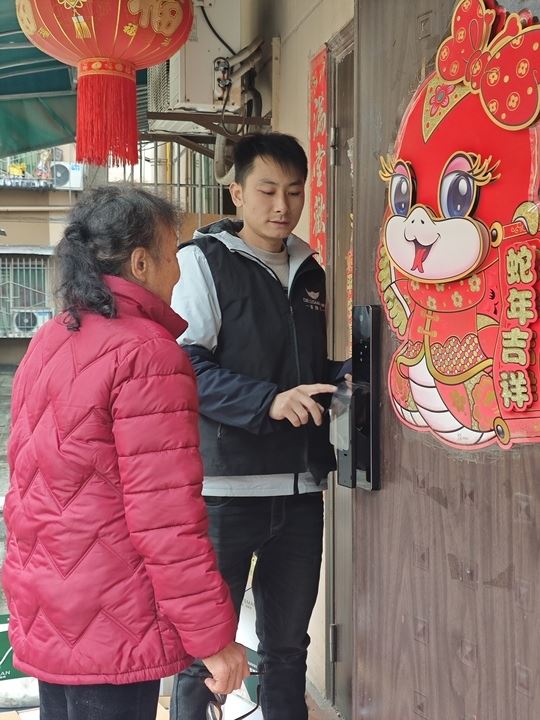 朝阳街道近百户老人获装免费智能门锁