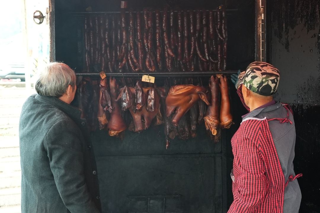 我区设置5个烟熏腊肉集中熏制点