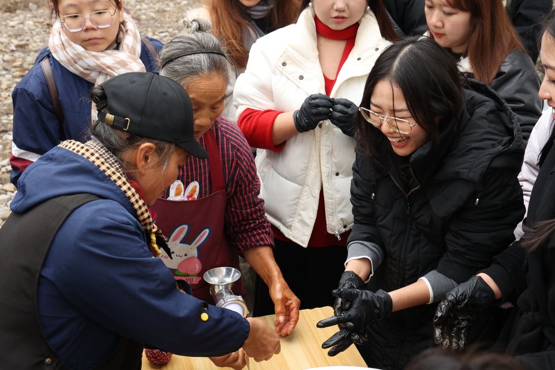 留学生走进乡村体验冬至年俗