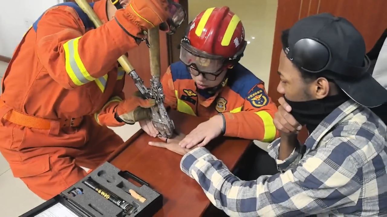 外国留学生戒指卡手 消防员精准施救助其脱困