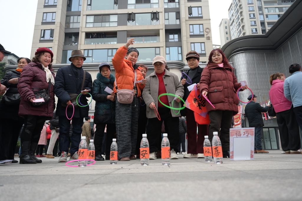 天生街道：游园寻年味 情暖夕阳红   