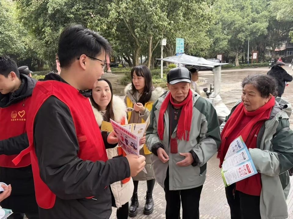 红岩青年进社区 防火宣传暖寒冬