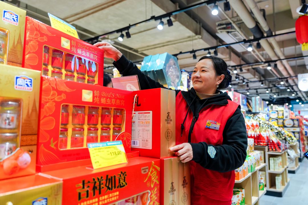 我区各大超市迎来节前采购高峰  年货礼盒购销两旺