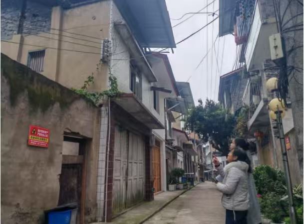 三圣镇开展老旧小区房屋安全专项检查