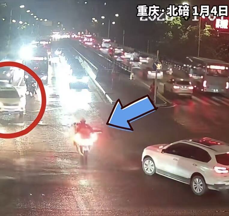 辅警早高峰开辟“生命通道” 8分钟疾驰护航临产孕妇就医