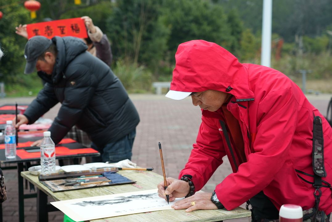手写春联添年味 画笔记录新风貌