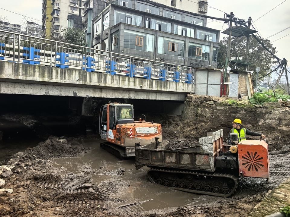 双凤溪及周边流域河道应急清淤疏浚工程有序推进