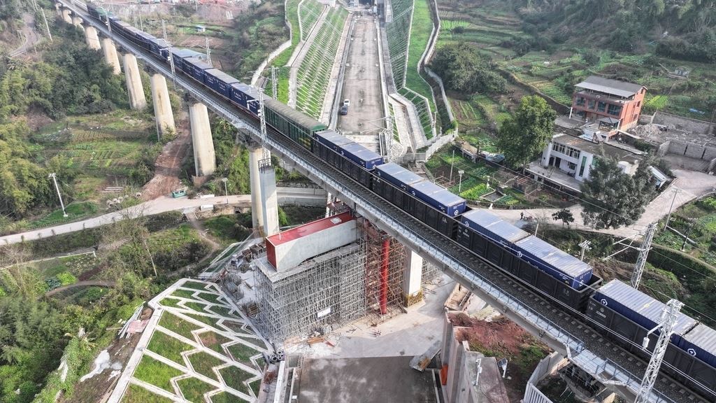 西渝高铁成功实施“托梁换柱”关键施工 既有襄渝铁路行车“零中断”