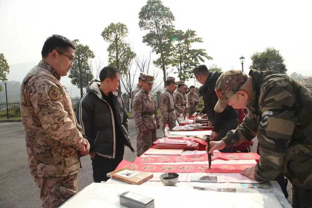 翰墨飘香进军营 丹青寄情贺新春